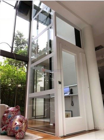 Lift cu platformă cu cabină închisă din plexiglas